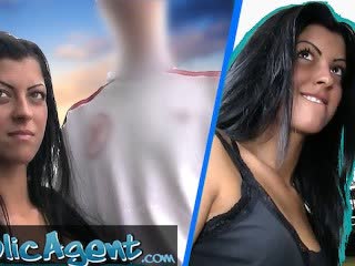 Prefiknutie krásnej brunetky na hoteli, zatiaľ čo jej priateľ čaká vonku