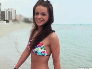 Brunetka v bikinách prijme pozvánku k nemu na hotel