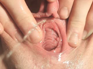 Hrá sa so svojim klitorisom až do výstreku