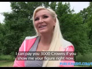 Blond štetka s veľkými kozami šuká vonku