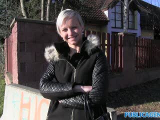 Krátkovlasá blondínka si príležitostne privyrobila sexom