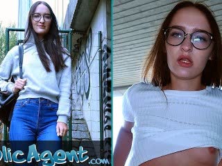 Mladá češka sa nechala pretiahnuť pod mostom