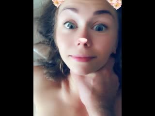 Mladá fitness amatérka sa predvádza na videu