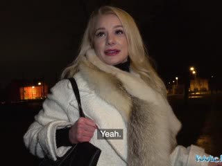 Sexy blondínka s vyholeným rozkrokom s ním išla naostro