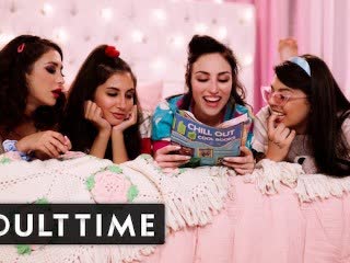 Študentky sa chystajú na lesbickú štvorku