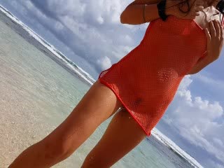 Na pláž chodí zásadne nahá