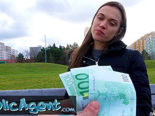 Štíhla turistka si na sídlisku užila za prachy