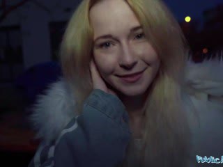 Nemravná blondínka dostane zaujímavú ponuku